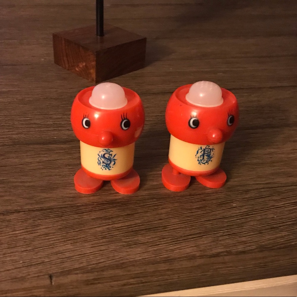 Vintage salt and pepper plastic shakers.